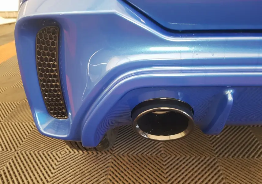 Gros plan sur l’échappement et le diffuseur arrière bleu d’une Aixam Ambition 0.5 City Sport 2026.