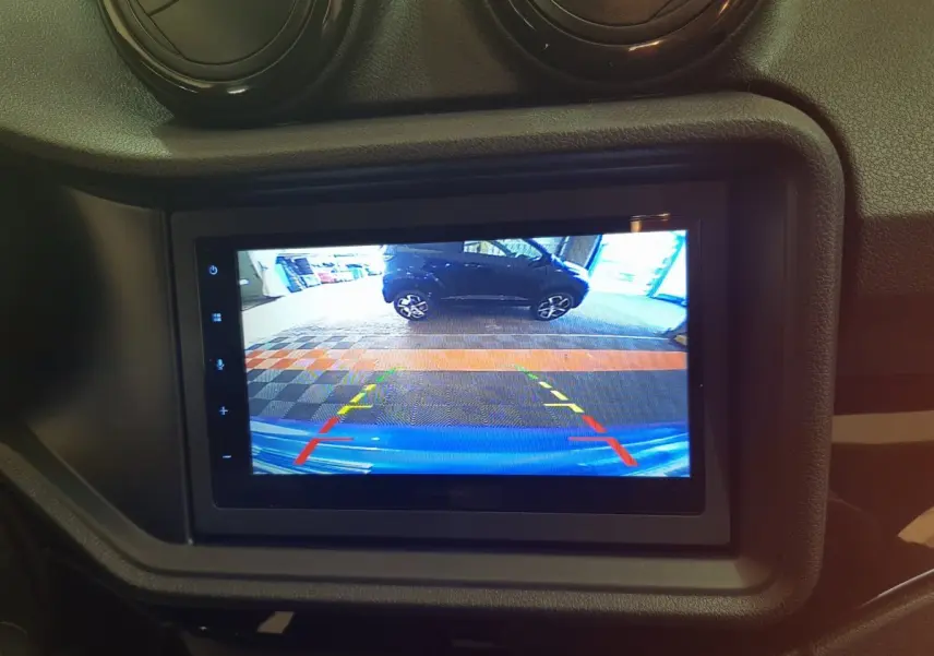 Vue de l'écran intérieur montrant la caméra de recul côté conducteur d'une Aixam Ambition bleu 2026.