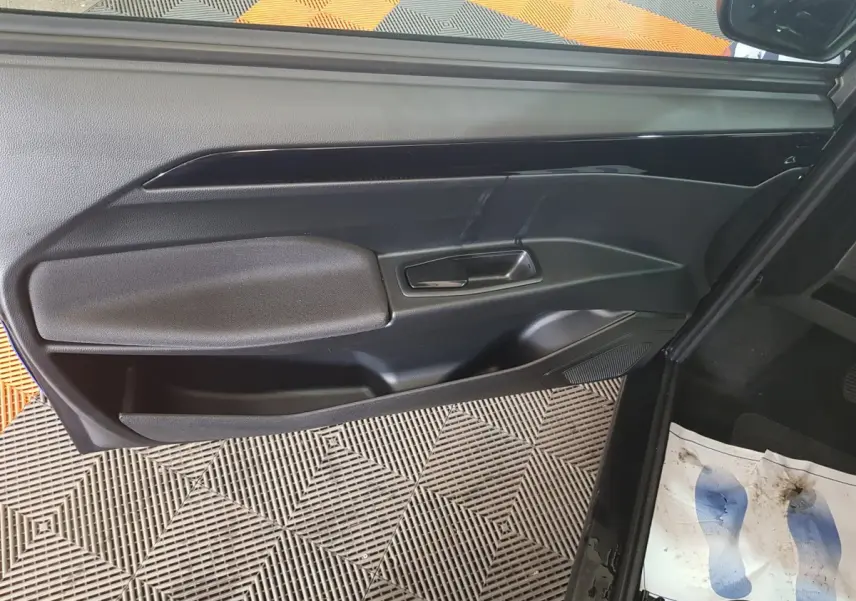 Vue intérieure de la porte côté conducteur d'une AIXAM Ambition 0.5 City Sport 2026 noire avec poignée intégrée.