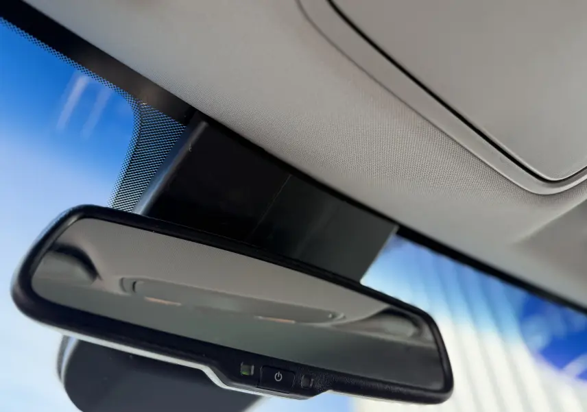 Rétroviseur intérieur de la KIA SPORTAGE 1.6 CRDI 136 Black Edition 2021, vue rapprochée sous le plafond clair.