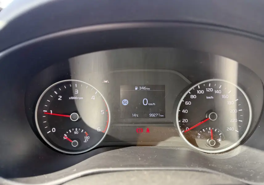 Vue rapprochée du tableau de bord du KIA SPORTAGE 1.6 CRDI bleu, affichant compte-tours, vitesse et température moteur.