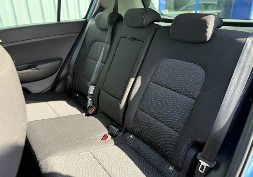 Vue intérieure côté droit des sièges arrière noirs du Kia Sportage 1.6 CRDI 136 Black Edition bleu de 2021.