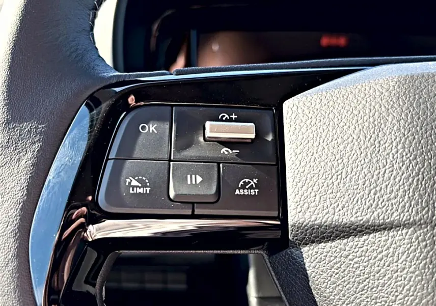 Gros plan sur les commandes du volant multifonction en cuir du Citroën Berlingo 2026, finition Steel Grey.