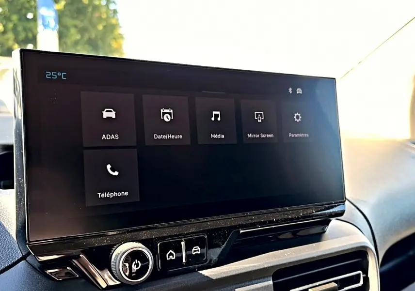 Écran tactile multifonction du tableau de bord du Citroën Berlingo gris Steel Grey, vue intérieure rapprochée.