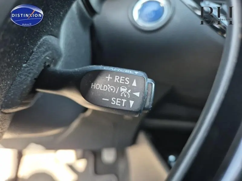Gros plan sur la commande de régulateur de vitesse au volant d’un Toyota C-HR gris aluminium 2019.
