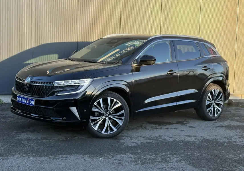 Renault Austral noir étoilé en 3/4 avant droit, avec jantes alliage 20 pouces et toit panoramique en verre.
