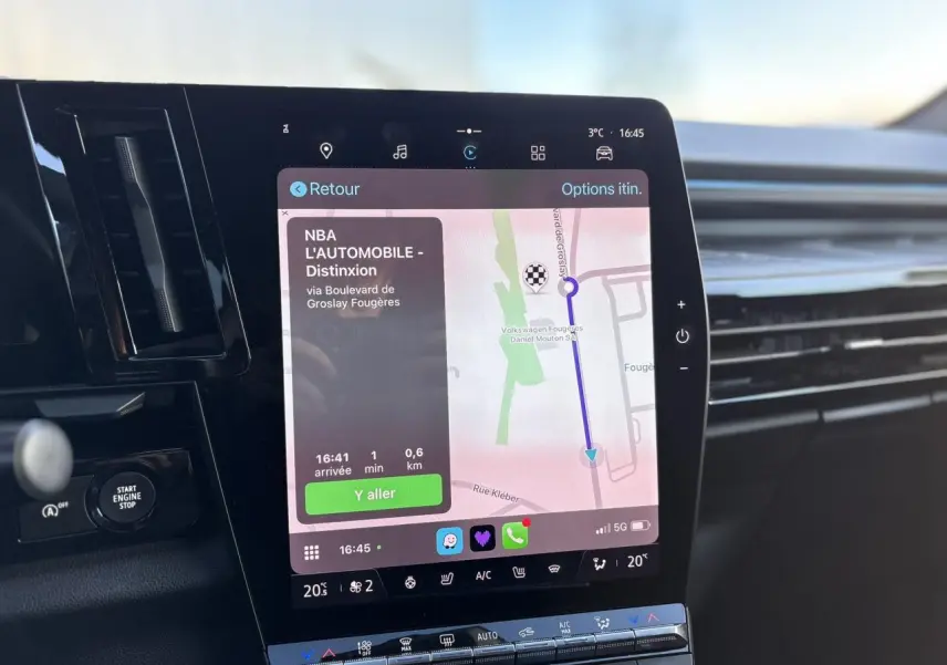 Écran tactile central du Renault Austral 2023 affichant la navigation, entouré de la console noire brillante