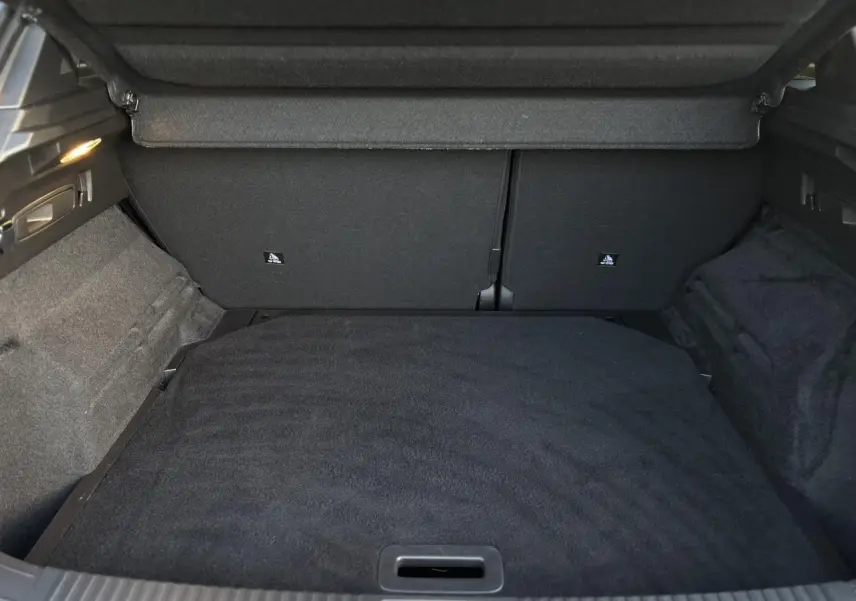 Coffre spacieux vu de l'arrière du Renault Austral 1.3 TCE MHEV 160 Iconic noir étoilé avec habillage intérieur noir.