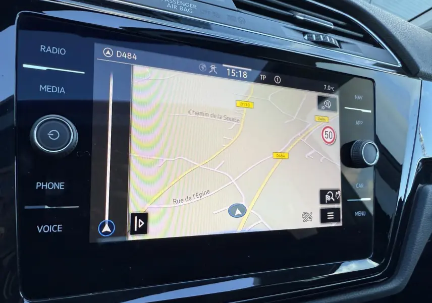 Gros plan sur l'écran tactile 8 pouces du système de navigation du Volkswagen Touran 2025, finition Style.