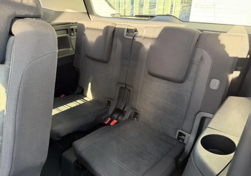 Vue intérieure sur la troisième rangée de sièges noirs en Microfleece du Volkswagen Touran 2025, côté droit.