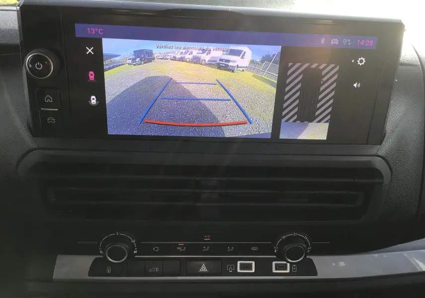 Écran de caméra de recul affichant une vue arrière avec lignes de guidage du FIAT Scudo Fourgon blanc 2024.