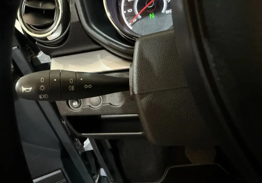 Gros plan sur la manette de clignotants et phares du tableau de bord de l'AIXAM Ambition 0.5 Crossover Premium 2026.