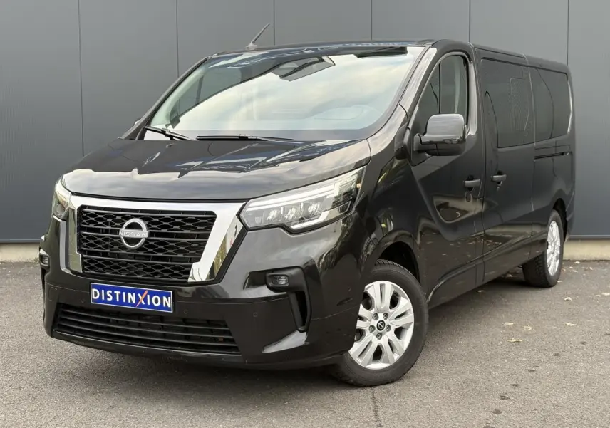 Nissan Primastar Combi noir métal vu en 3/4 avant droit, avec calandre chromée et jantes alliage 17 pouces.