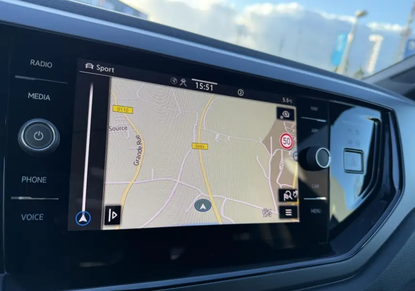 Écran tactile central du Volkswagen Taigo 2025 affichant la navigation avec commandes multimédia autour.