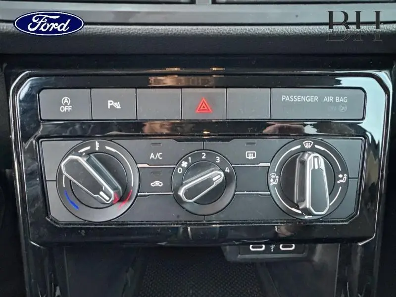 Panneau de commande de climatisation noir dans un Volkswagen T-cross 2022 finition Lounge Business.