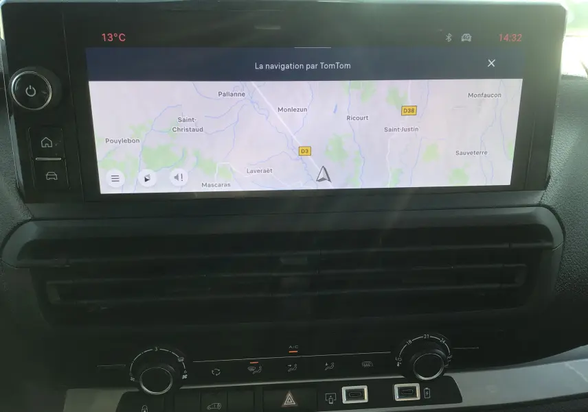 Vue intérieure du tableau de bord du FIAT Scudo Fourgon blanc 2024, avec écran tactile de navigation TomTom et commandes climatisation.