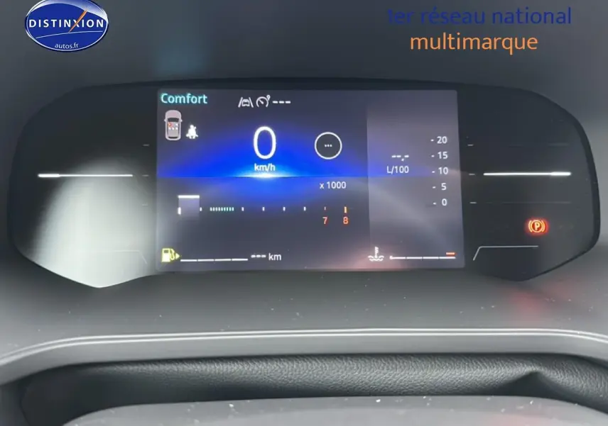 Tableau de bord numérique du Renault Captur 2025 affichant la vitesse à 0 km/h en mode confort.