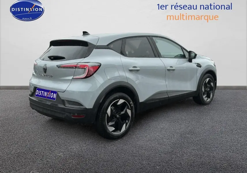 Renault Captur gris Rafale en 3/4 arrière droit, avec jantes alliage noires et feux arrière LED distinctifs.