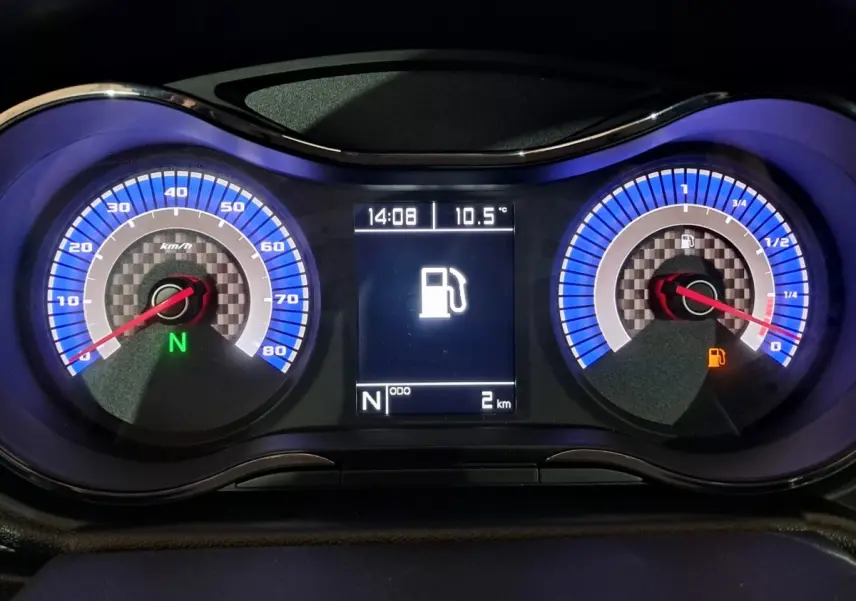 Tableau de bord de l'AIXAM AMBITION 0.5 CITY COUPE GTI 2026, affichage digital avec compte-tours et jauge carburant bleus.