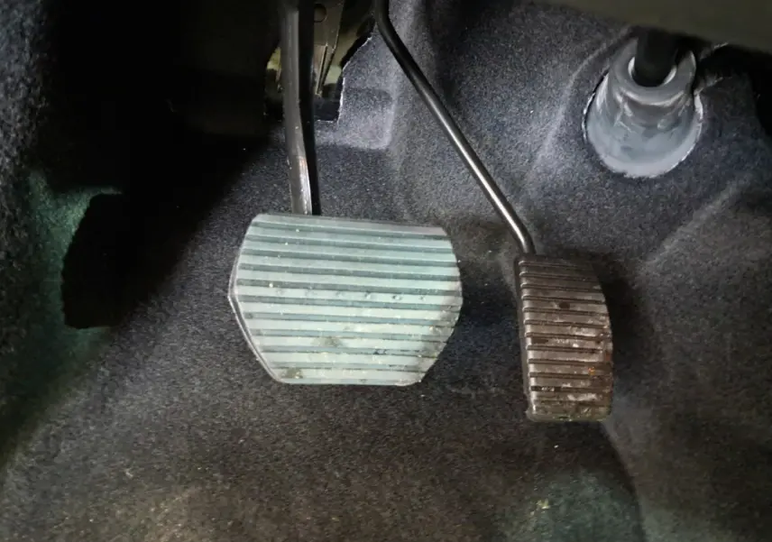 Gros plan sur les pédales d’accélérateur et de frein dans l’habitacle de l’AIXAM AMBITION 0.5 CITY COUPE GTI 2026.