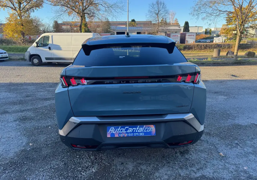 Vue arrière d'un Peugeot 3008 Hybrid 136ch Allure en Bleu Nogaro, avec feux LED caractéristiques et toit noir contrasté.