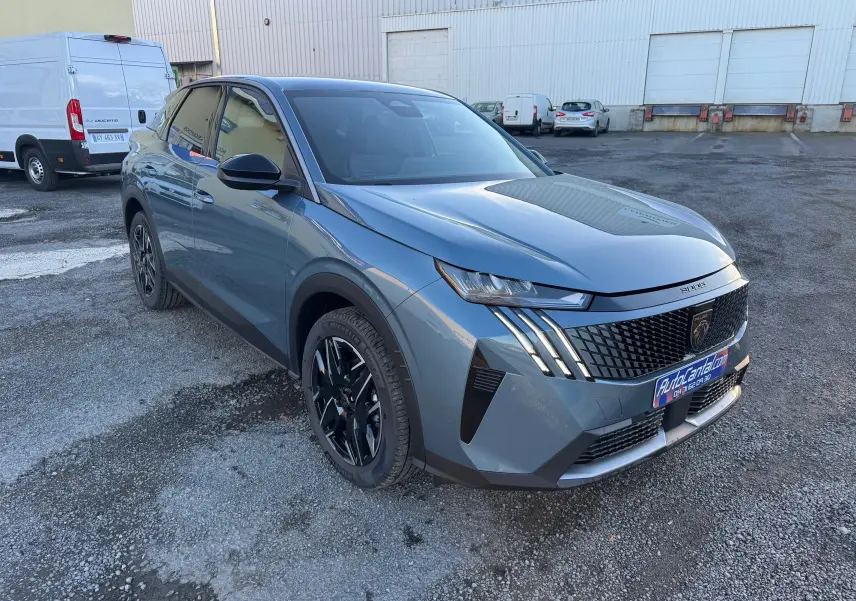 Peugeot 3008 Hybrid 136ch bleu Nogaro vue 3/4 avant droit, avec calandre noire et jantes noires distinctives.