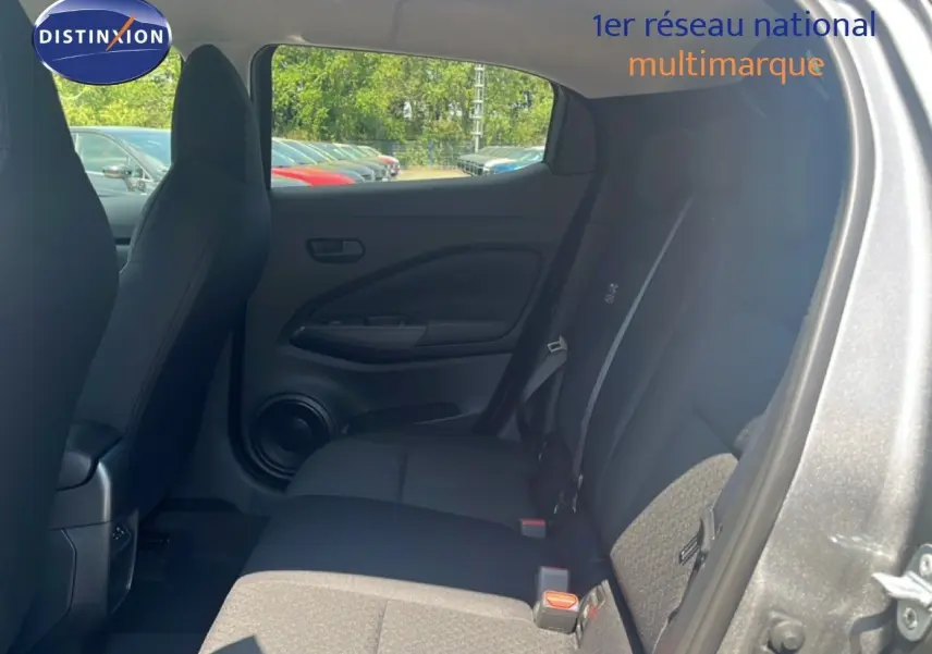 Vue intérieure côté droit des sièges arrière du Nissan Juke gris squale metal, mettant en valeur l'habitacle spacieux et les finitions tissu noir.