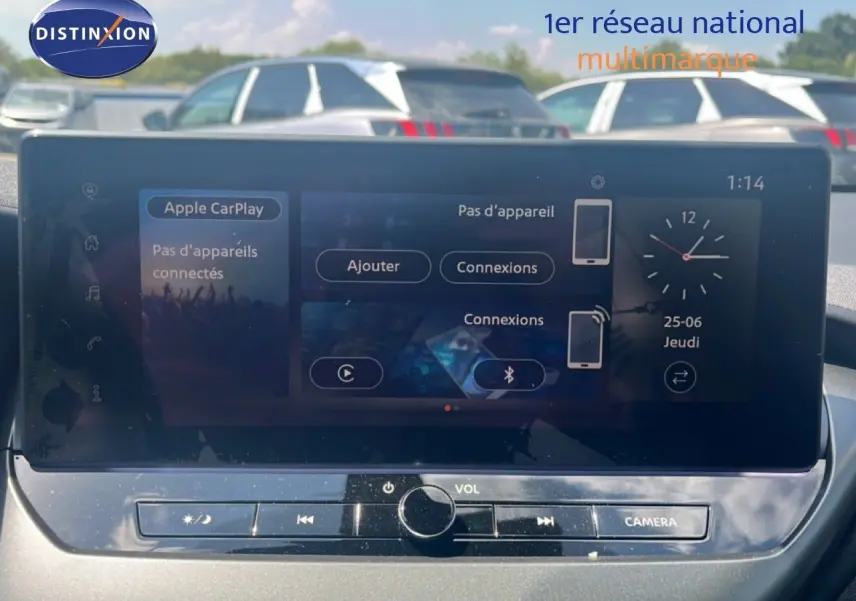 Écran tactile central du Nissan Juke Hybrid 2025 affichant les options de connexion Apple CarPlay, avec tableau de bord gris.