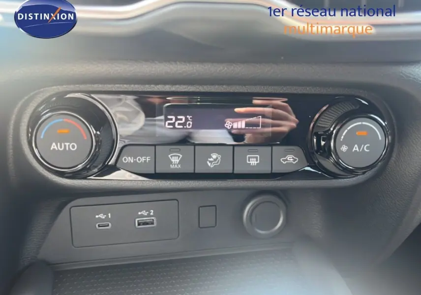 Détail de la console de climatisation automatique avec affichage digital et ports USB du Nissan Juke gris Squale Metal.