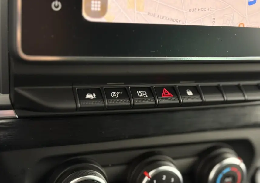 Gros plan sur les commandes centrales du tableau de bord du Nissan Primastar Combi noir métal 2025.