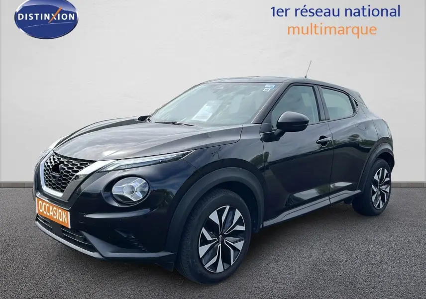 Nissan Juke noir métal en 3/4 avant droit, avec jantes stylisées et calandre distinctive en nid d'abeille.
