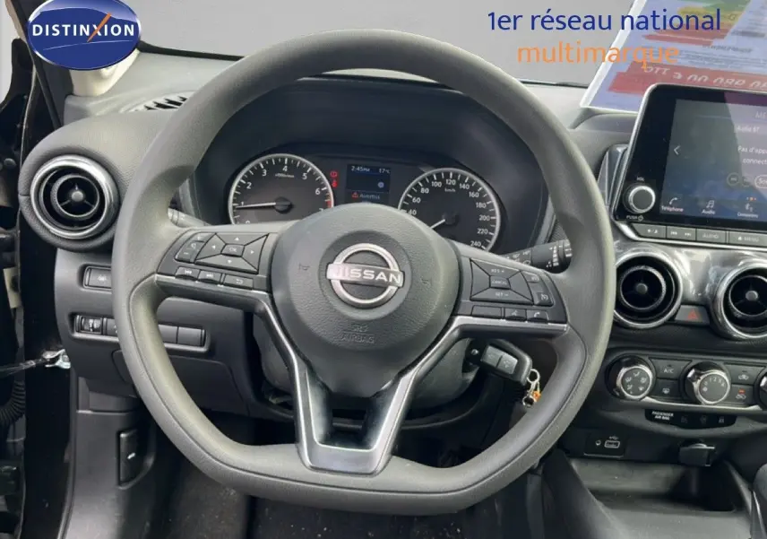 Vue intérieure centrée sur le volant Nissan Juke 2023 noir métal avec tableau de bord et écran tactile.