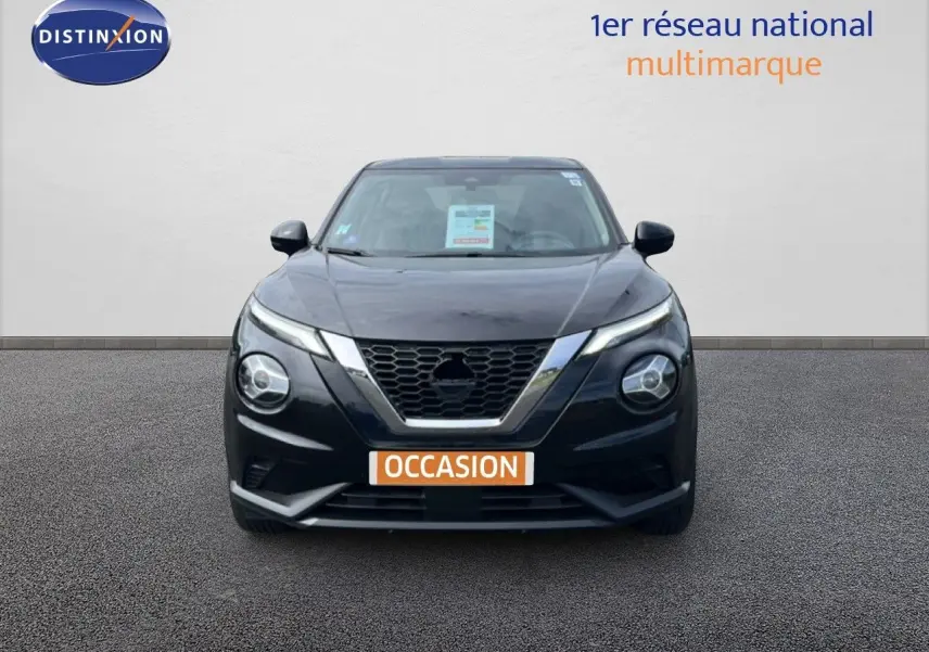 Vue frontale d'un Nissan Juke 2023 noir métal avec calandre en V chromée et phares ronds distinctifs.
