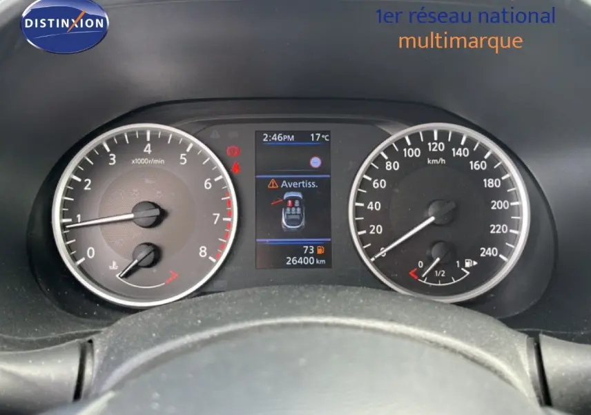Vue rapprochée du tableau de bord du Nissan Juke 2023, affichant le compteur de vitesse et les alertes numériques.