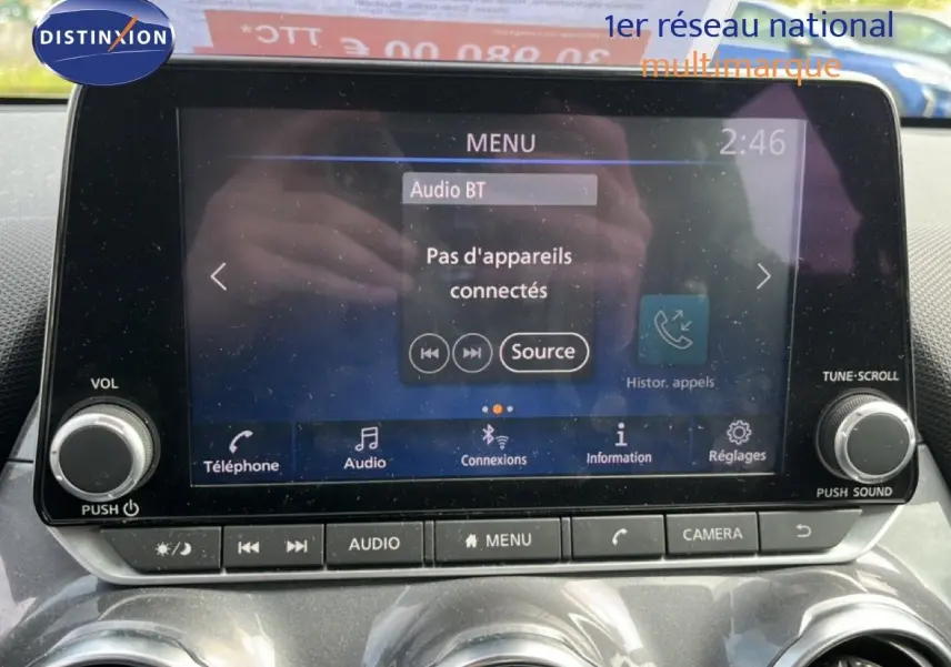 Écran tactile central du Nissan Juke 2023 noir métal, affichant le menu audio Bluetooth sans appareil connecté.