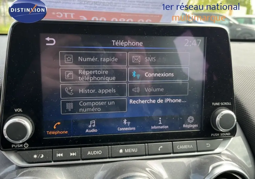 Écran tactile central du Nissan Juke noir métal 2023 affichant le menu téléphone avec options de connexion Bluetooth.