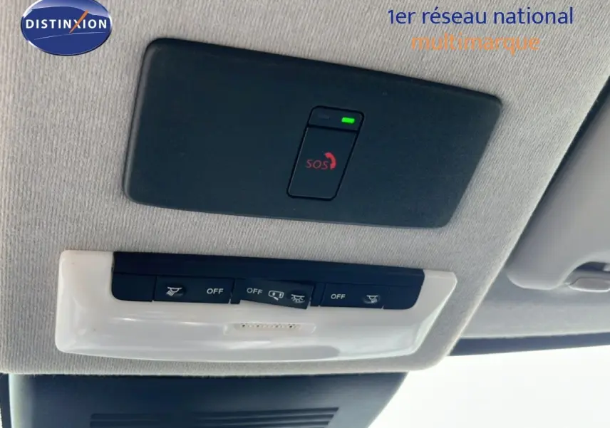 Vue en gros plan du plafonnier intérieur avec bouton SOS et commandes d'éclairage du Nissan Juke noir métal 2023.