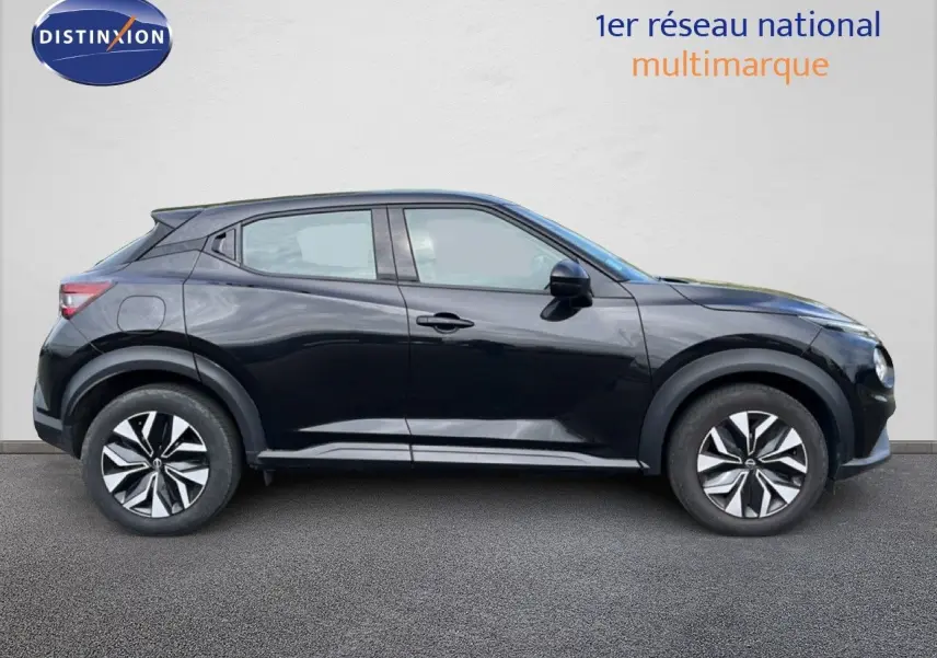 Profil côté gauche du Nissan Juke 2023 noir métal avec jantes distinctives et lignes dynamiques.