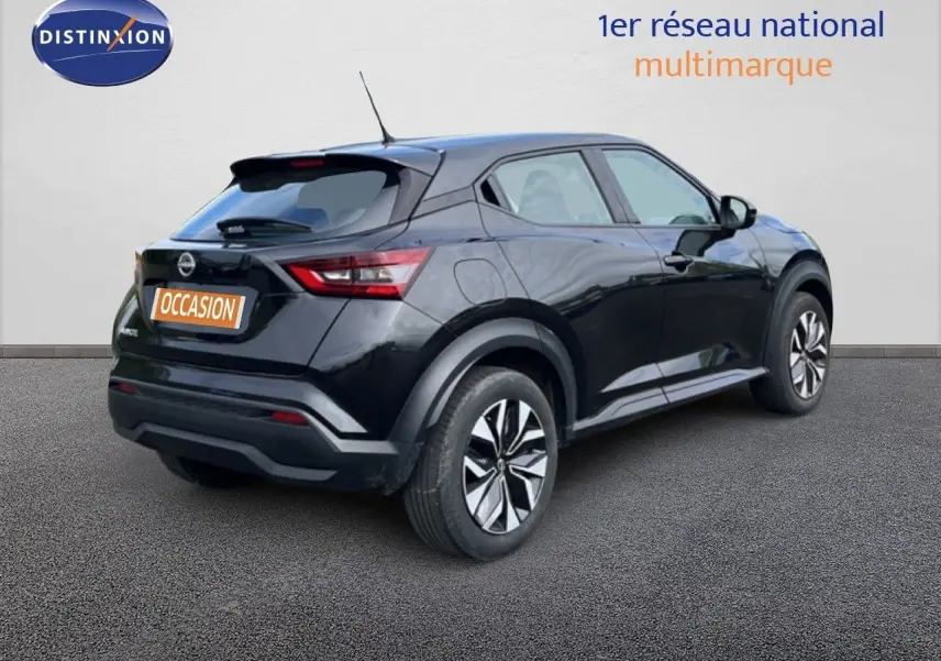 Vue 3/4 arrière droite d’un Nissan Juke noir métal 2023 avec jantes alliage et feux LED distinctifs.