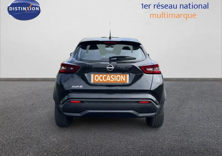 Vue arrière d'un Nissan Juke noir métal 2023 avec feux LED et plaque "OCCASION" visible sur un sol gris.