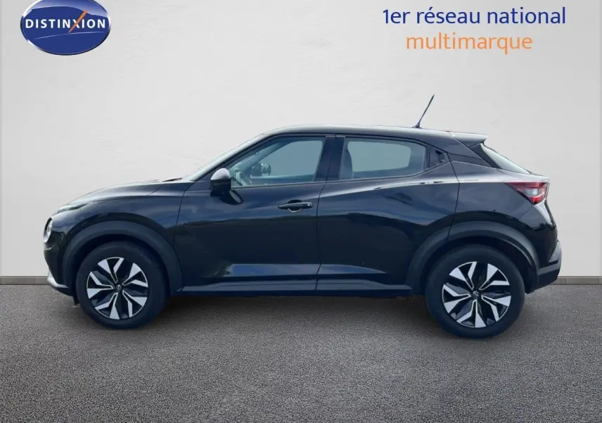 Profil côté gauche du Nissan Juke noir métal 2023, mettant en valeur ses jantes et lignes dynamiques.