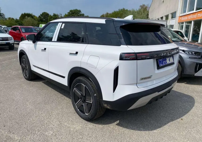 Vue 3/4 arrière droit du SUV JAECOO J7 blanc khaki avec jantes alliage noires et vitres arrière surteintées.