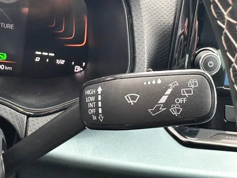 Gros plan sur la commande des essuie-glaces du SEAT Arona 2025, intérieur noir avec détails texturés.