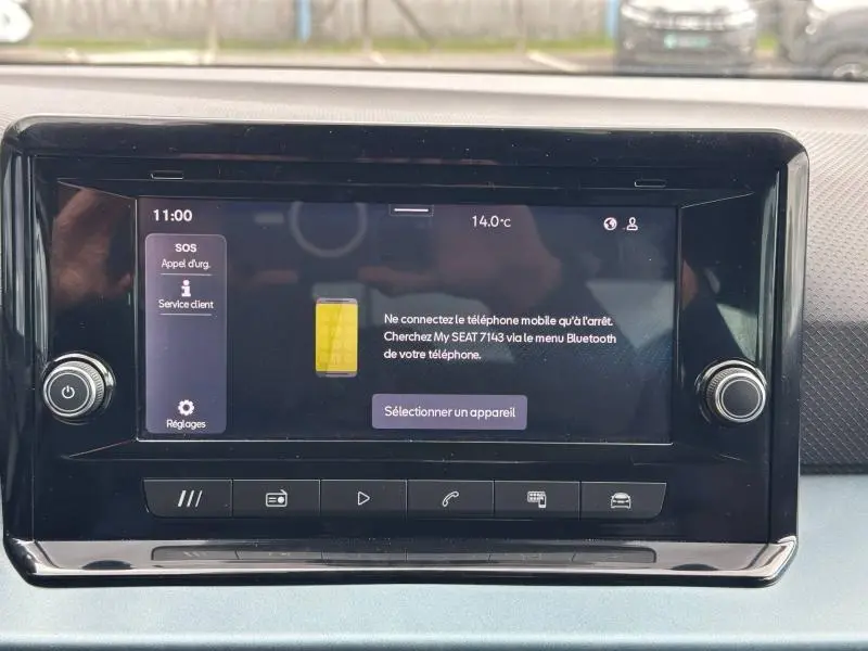 Écran tactile central du tableau de bord du SEAT Arona 2025 affichant le menu Bluetooth et les commandes multimédia.