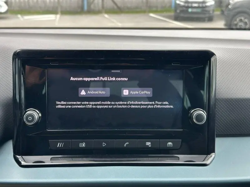 Écran tactile central du tableau de bord du SEAT Arona blanc, affichant les options Android Auto et Apple CarPlay.