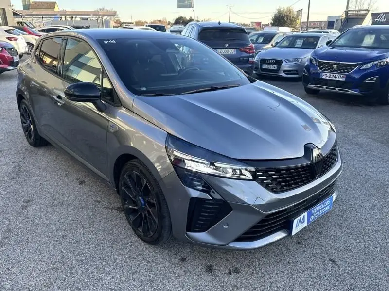 Renault Clio V 1.0 TCE 90 Esprit Alpine gris schiste vue 3/4 avant avec jantes noires et calandre sportive.