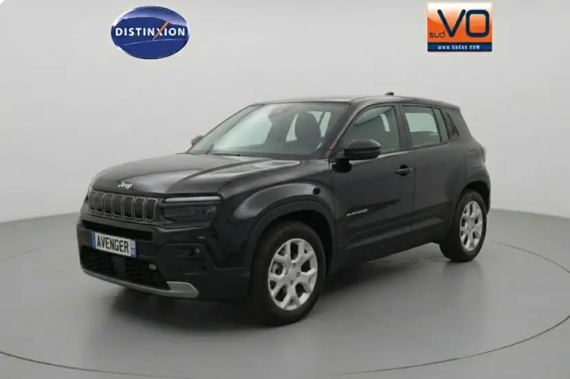 Jeep Avenger noir en 3/4 avant droit, avec jantes alliage 17 pouces et calandre distinctive à 7 fentes.