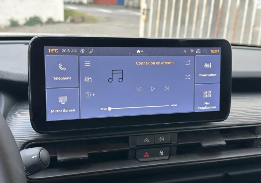 Écran tactile central du Jeep Avenger noir 2025 affichant les options téléphone, climatisation et Mirror Screen.