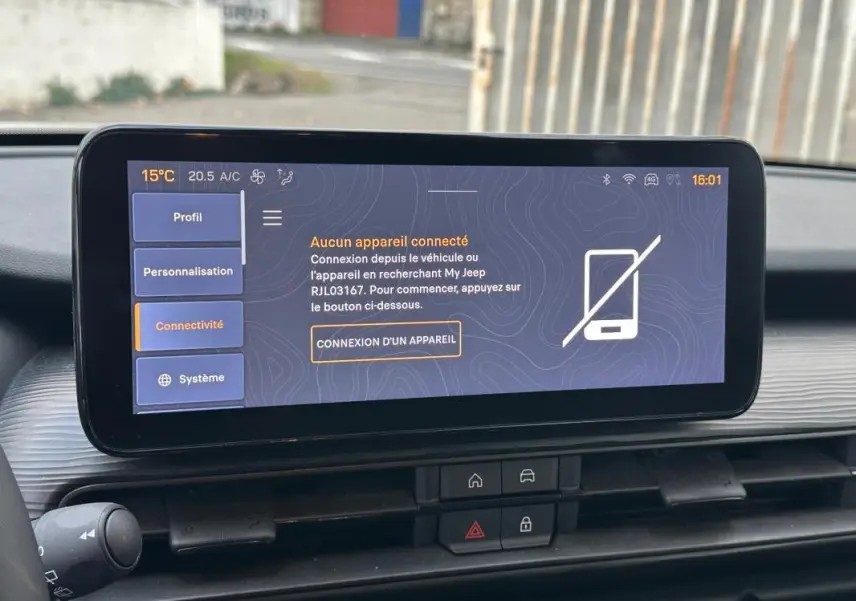 Écran tactile central du Jeep Avenger 2025 affichant le menu connectivité, vue intérieure frontale.