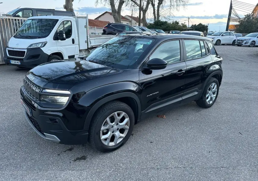 Jeep Avenger noir en vue 3/4 avant droit, avec jantes alliage 17 pouces et phares LED allumés.